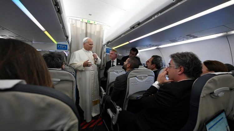 Leon al XIV-lea în dialog cu jurnaliștii la întoarcerea din Turcia și Liban