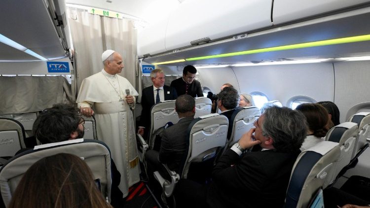 पत्रकारों के सवालों का जवाब देते हुए संत पापा लियो 14वें