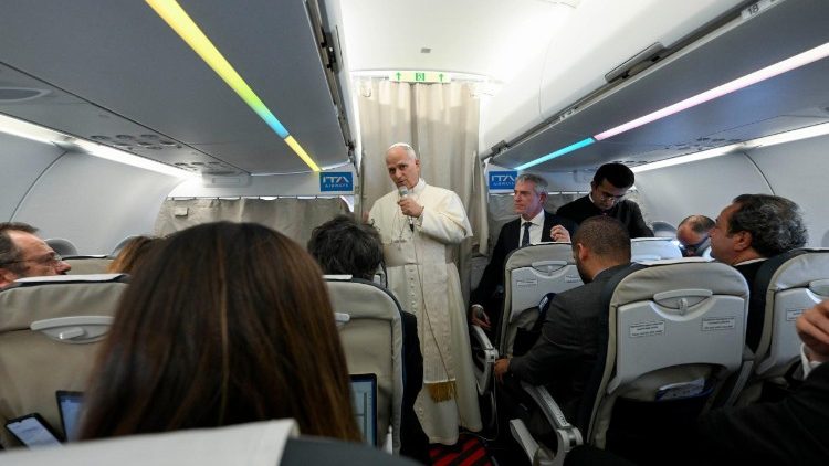 संत पापा लियो 14वें विमान में पत्रकारों के प्रश्नों का उत्तर देते हुए