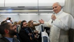 2025.12.02 Preses konference lidojuma Beirūta-Roma laikā