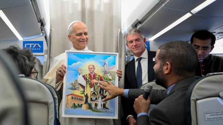 2025.12.02 Safari ya Kitume nchini Lebanon-Mkutano na waandishi wa habari katika ndege kutoka Beirut-Roma.