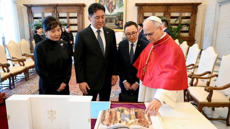 2025.12.04  Papa alikutana na  Khurelsukh Ukhnaa, Rais wa Mongolia