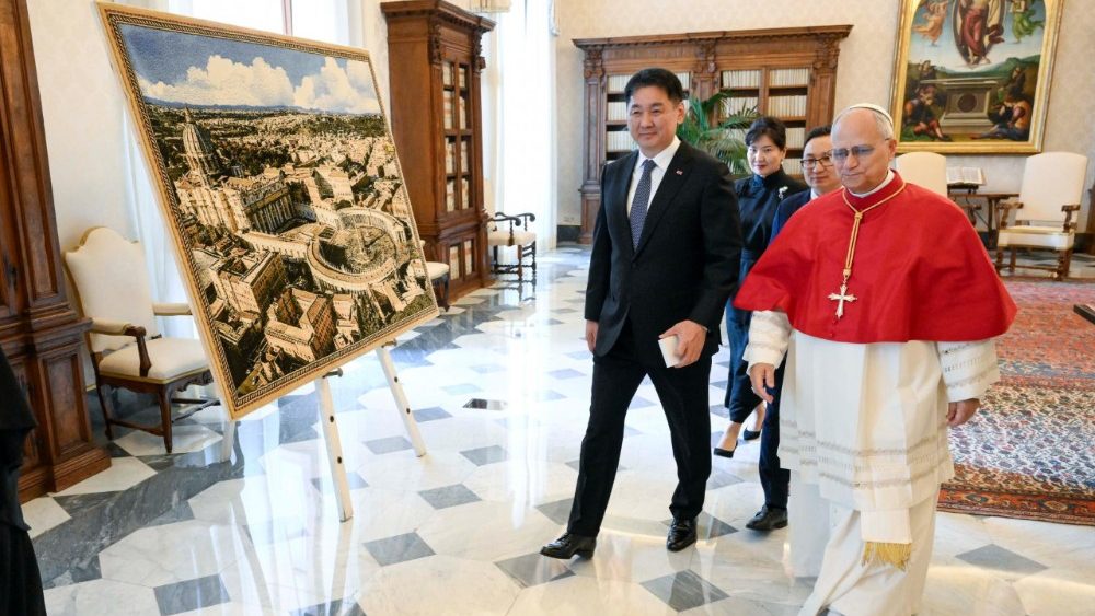 Leão XIV com o presidente da Mongólia, Ukhnaagiin Khürelsükh