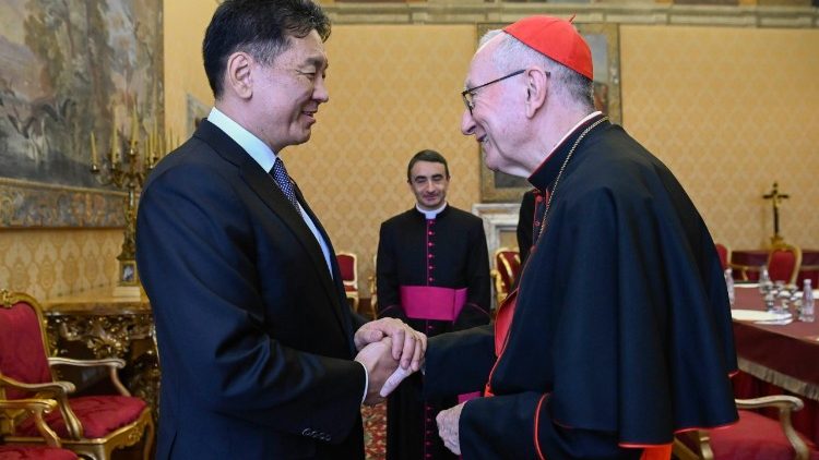 O presidente da Mongólia ao ser recebido pelo cardeal Parolin