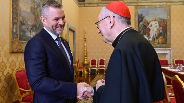 O presidente Pellegrini ao encontrar o cardel Pietro Parolin na Secretaria de Estado