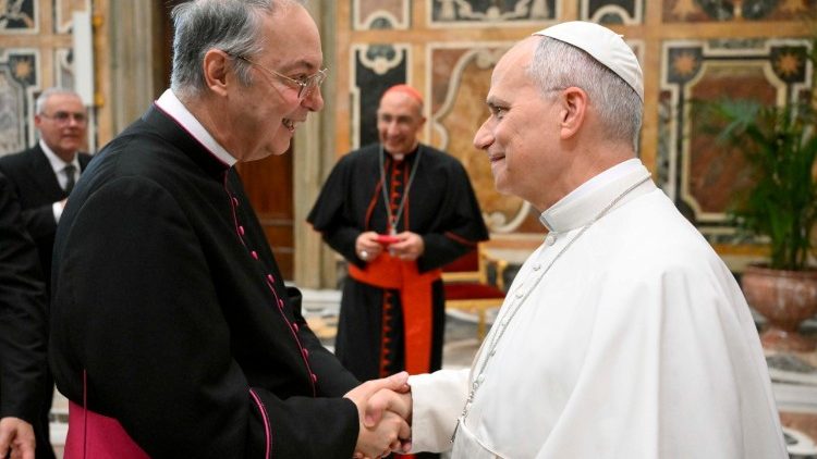 Monsignor Marco Frisina, direttore del Coro della Diocesi di Roma, stringe la mano a Papa Leone XIV. 