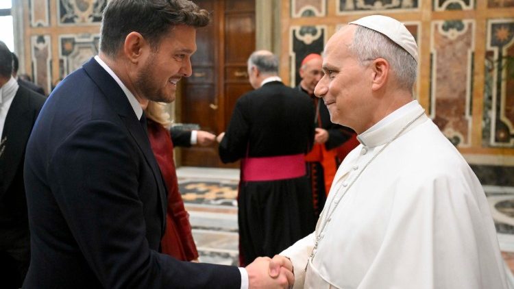 Il cantante canadese Michael Bublé, che domani si esibirà nel Concerto con i Poveri, stringe la mano al Papa.
