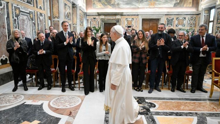 Il Papa Ha ricevuto questa mattina in udienza organizzatori e artisti del la sesta edizione del Concerto con i Poveri. 