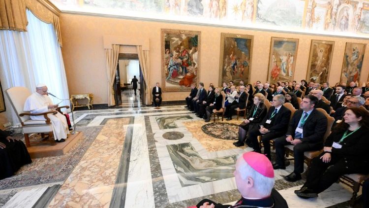 البابا يستقبل المشاركين في مؤتمر بعنوان "الذكاء الاصطناعي والاعتناء ببيتنا المشترك"