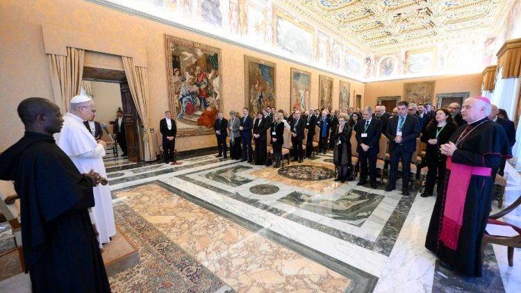Папа Лъв XIV с участниците в конференцията