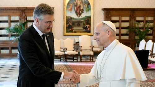 Andrej Plenkovic, presidente del Governo della Repubblica di Croazia, e Papa Leone XIV si stringono la mano. 