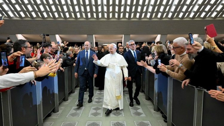 L'arrivo di Papa Leone XIV in Aula Paolo VI