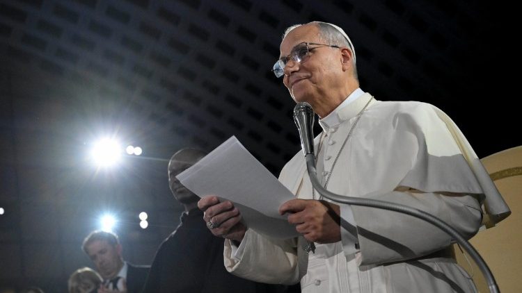 Il Papa saluta i partecipanti al Concerto con i Poveri