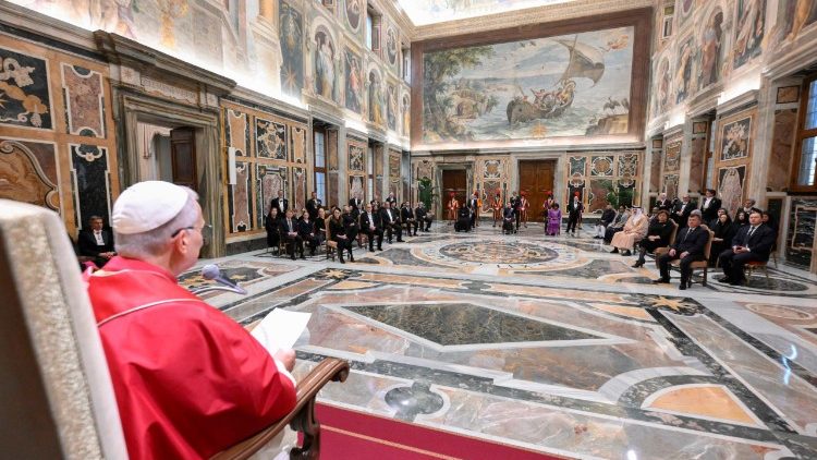 "Diplomacija Svetega sedeža, ki jo oblikujejo vrednote evangelija, je namreč dosledno usmerjena v služenje dobremu človeštva, zlasti z apeliranjem na vest in s pozornostjo do glasov tistih, ki so revni, v ranljivih položajih ali potisnjeni na rob družbe."