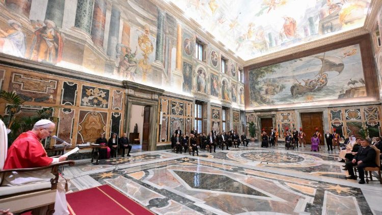 папата на срещата с новите посланици