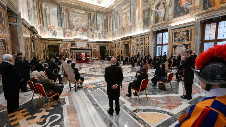 नये राजदूतों के साथ संत पापा लियो 14वें