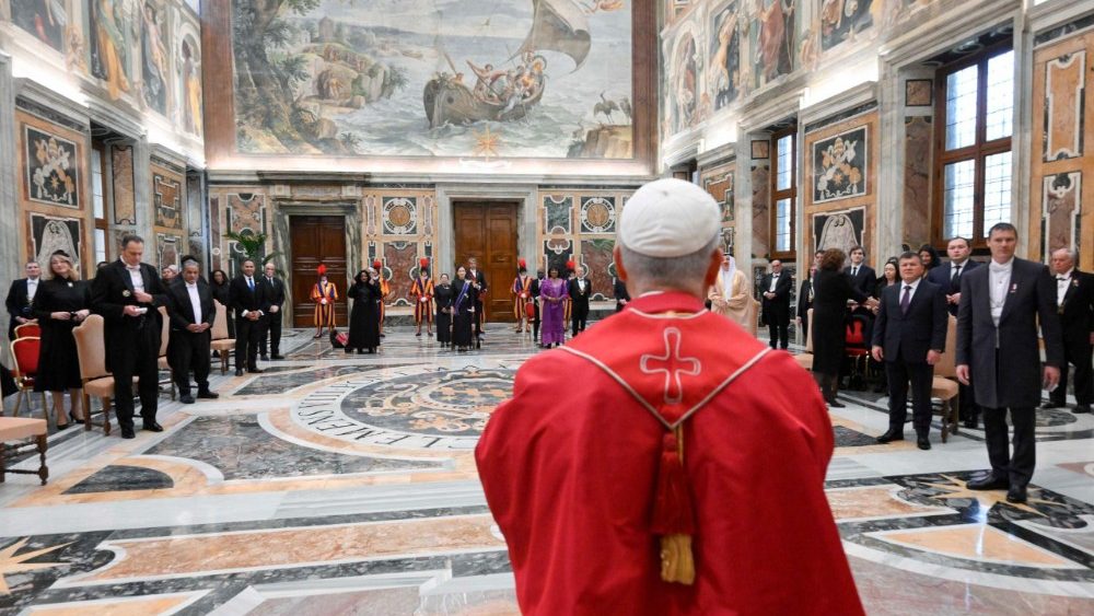 Леў XIV падчас цырымоніі ўручэння даверчых грамат новымі пасламі