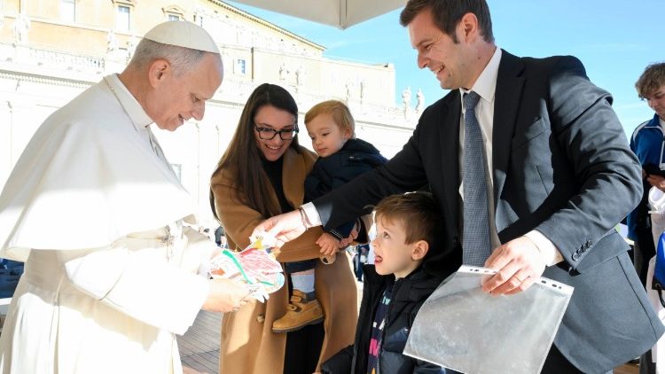 Il piccolo Tommaso dona al Papa il suo disegno