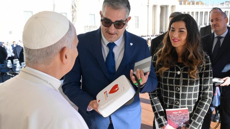 Il cardiologo Fabio Costantino e la giornalista Claudia Conte donano al Papa un defibrillatore