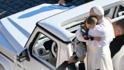 Leone XIV in papamobile prima dell'udienza giubilare in Piazza San Pietro