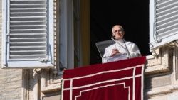 Papa Leoni XIV gjatë lutjes së Engjëllit të Zotit