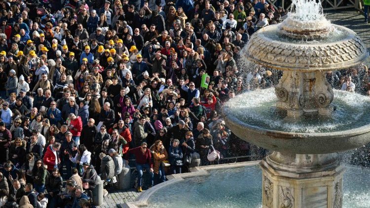 Паломники на площади Святого Петра (8 декабря 2025 г.)