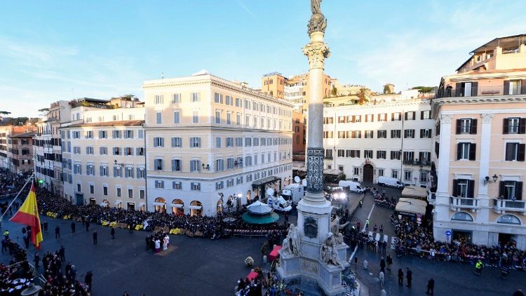 Wok&oacute;ł kolumny niepokalanej zgromadzili się liczni wierni