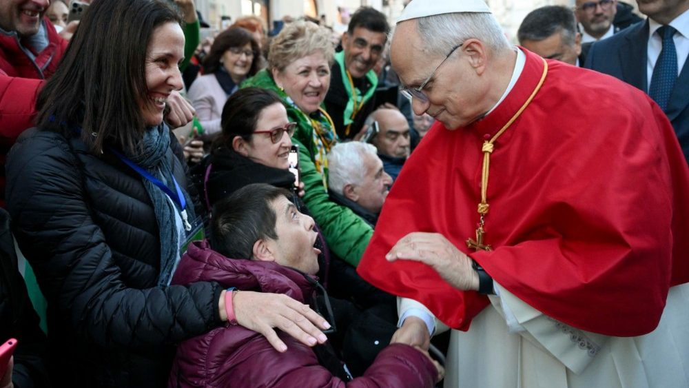 Leon al XIV-lea salută pelerinii de la monumentul dedicat Fecioarei Neprihănite în Piazza di Spagna