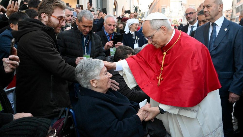 Leon al XIV-lea salută pelerinii de la monumentul dedicat Fecioarei Neprihănite în Piazza di Spagna