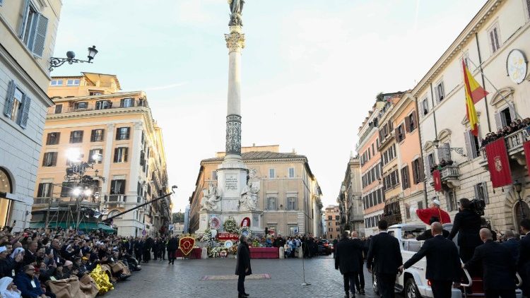 Hołd Leona XIV dla Maryi Niepokalanej pod Jej kolumną przy Placu Hiszpańskim w Rzymie