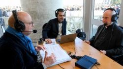 Abp Fischella w studiu Radia Watykańskiego na Placu św. Piotra