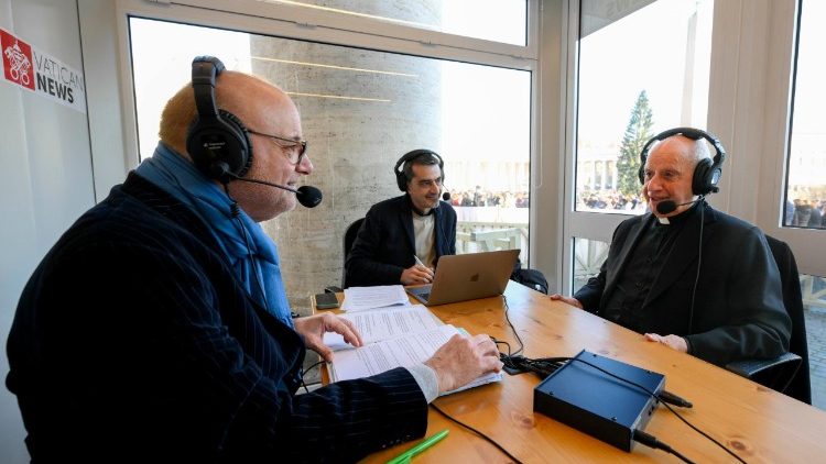 Mons Fisichella con colegas de la redacci&oacute;n italiana