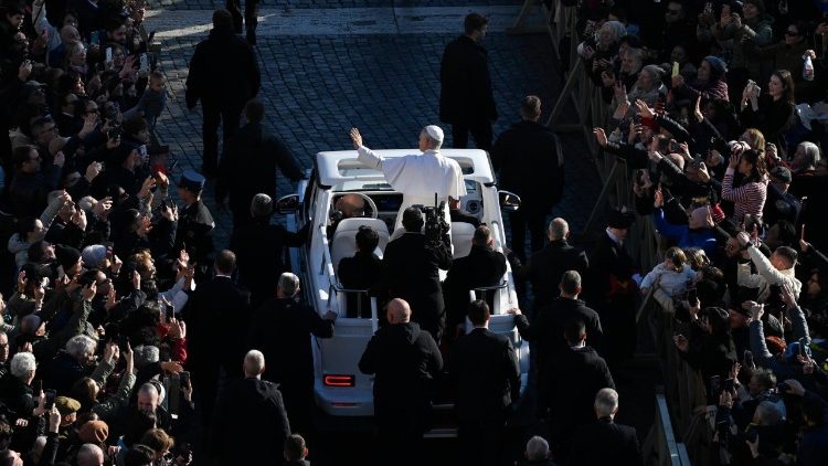 Il giro in papamobile di Leone XIV tra i fedeli in Piazza San Pietro