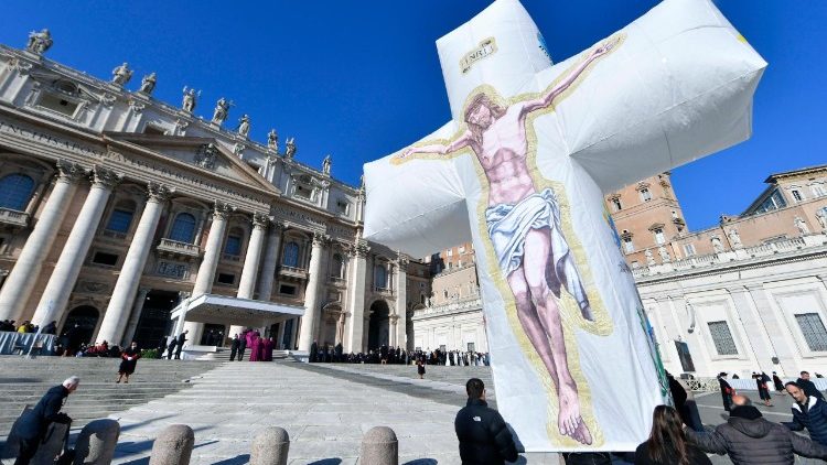 O balão em forma de cruz foi enchido em plena Praça São Pedro