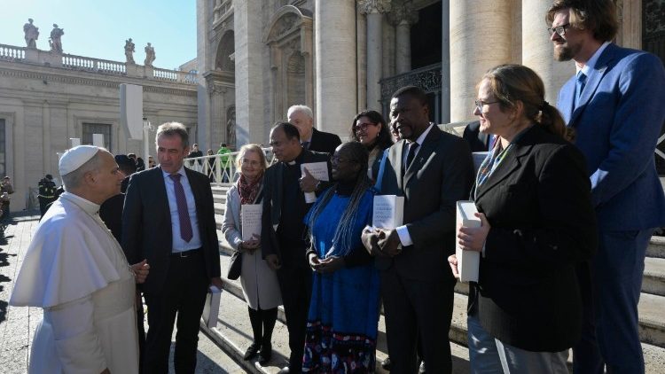 El grupo conversa brevemente con el Santo Padre