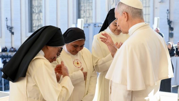 Il Papa benedice le suore di Tabgha