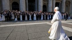 Il Papa durante i saluti al termine dell'udienza generale in Piazza San Pietro