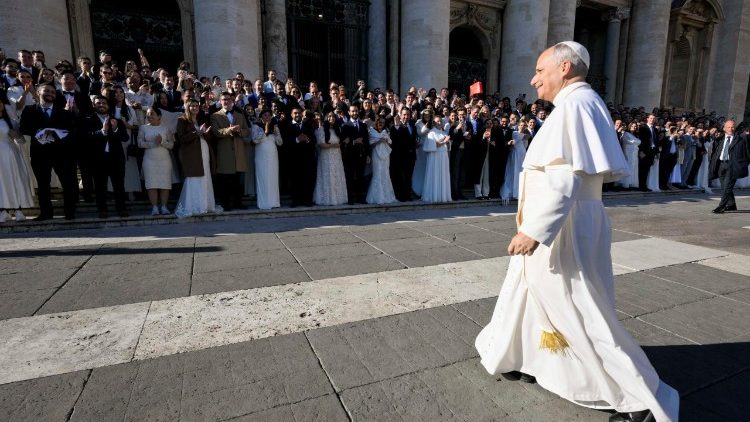 Lev XIV. jde pozdravit novomanžele při generální audienci 10. prosince 2025