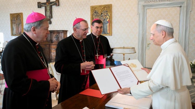 Polscy biskupi wręczyli Papieżowi zaproszenie do odwiedzenia Polski