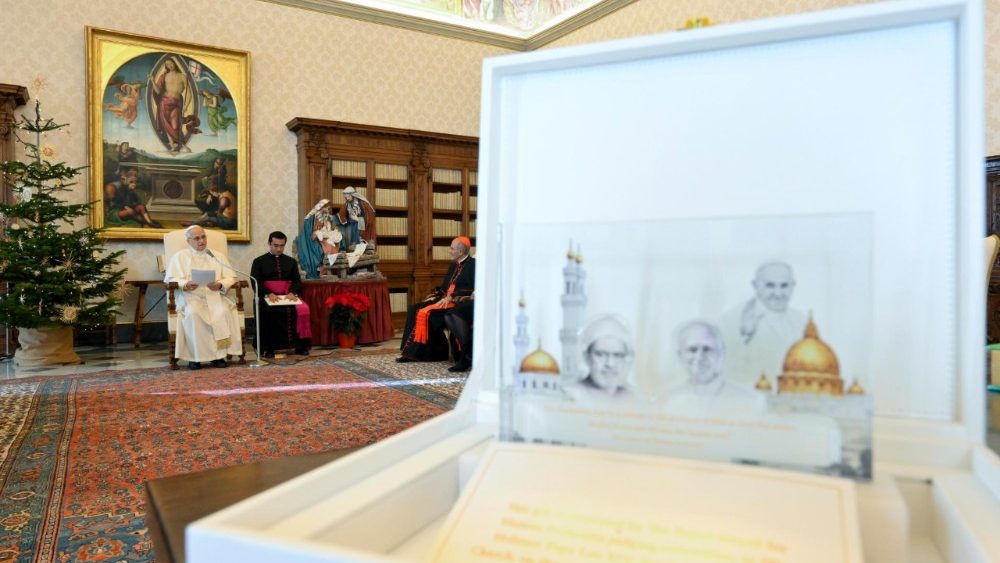 Papa com organizadores do Prêmio Zayed para a Fraternidade Humana