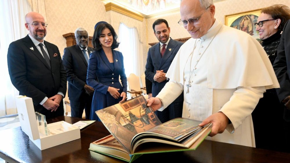 Papa com organizadores do Prêmio Zayed para a Fraternidade Humana