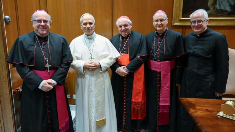 Prezydium Konferencji Episkopatu Francji podczas spotkania z Leonem XIV w grudniu ubiegłego roku 