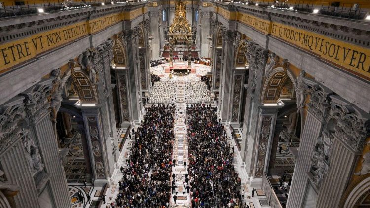 Na zakończenie Papież powierzył Maryi posługę Następcy Piotra i cały Lud Boży, pielgrzymujący ku ojczyźnie nieba