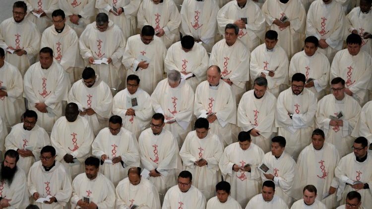 Koncelebrující kněží