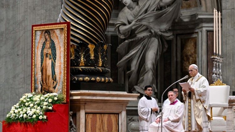 குவாதலூப் அன்னை திருவிழாவன்று புனித பேதுரு பெருங்கோவிலில் திருப்பலி நிறைவேற்றும் திருத்தந்தை (கோப்புப் படம்) 