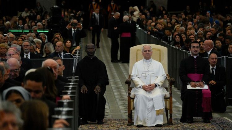 Papa Leone XIV assiste al Concerto di Natale in Aula Paolo VI. 