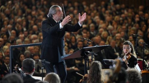 Riccardo Muti dirigoval v&aacute;nočn&iacute; koncert ve Vatik&aacute;nu a převzal Ratzingerovu cenu