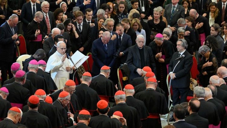 संत पापा पॉल षष्टम हॉल में संत पापा लियो 14वें  