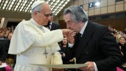 Le Pape Léon XIV a décerné le prix Ratzinger à Riccardo Muti dans la salle Paul VI, ce vendredi 12 décembre 2025.