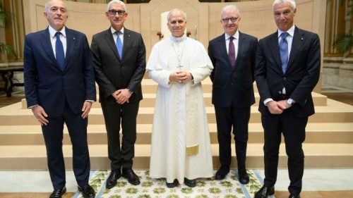 Leó pápa az olasz titkosszolgálat vezetőivel